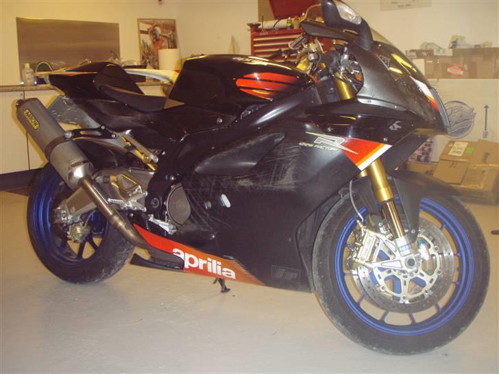 Aprilia rsv 1000 Factory SOLGT ! billede 2