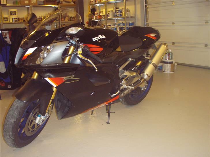 Aprilia rsv 1000 Factory SOLGT ! billede 4