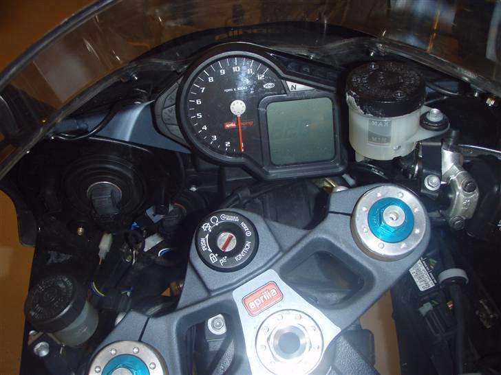 Aprilia rsv 1000 Factory SOLGT ! billede 5