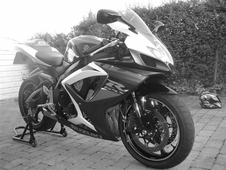 Suzuki Gsx-R 750 K7 "Hot bodies" - skulle lige prøve med noget sort / hvid. billede 4