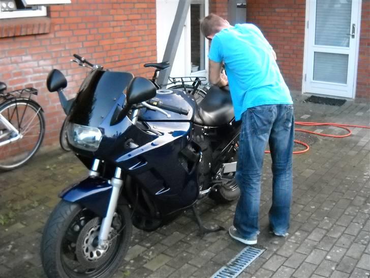 Suzuki GSX 600F - Casper igang med at polere "dyret" ;-) billede 3