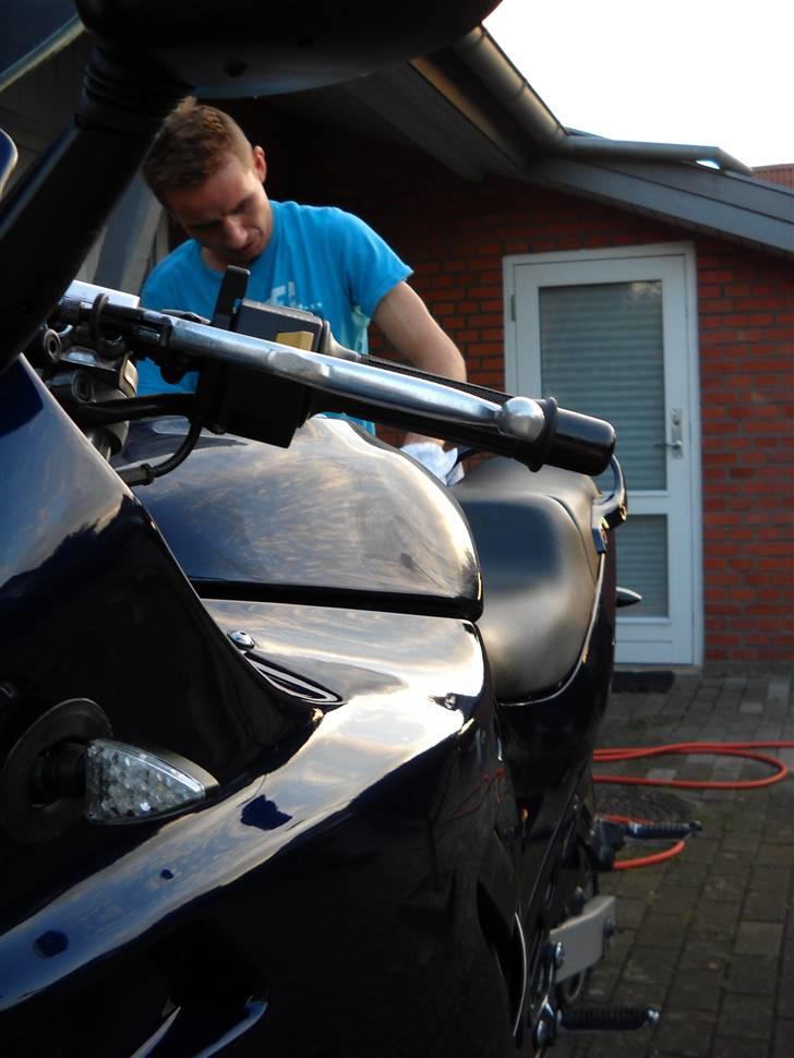 Suzuki GSX 600F - Casper igang med at polere "dyret" ;-) billede 5