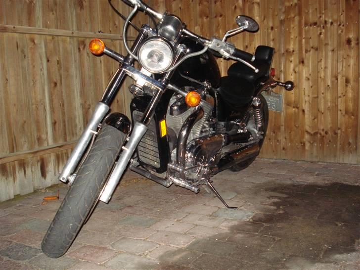 Suzuki Intruder VS 700 **SOLGT** - Billederne taget lige efter jeg kom hjem med erobringen billede 1