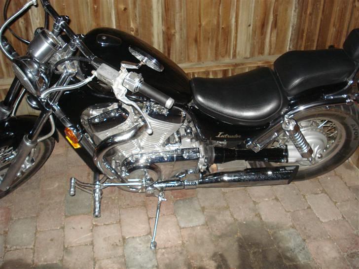 Suzuki Intruder VS 700 **SOLGT** - JA den trænger til en pudsning... lol billede 3