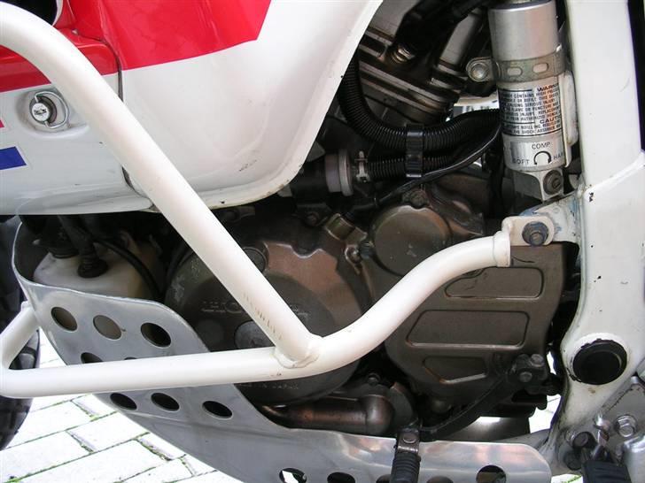 Honda XRV 650 AT - Solgt - - Bagdæmperens justeringsskrue billede 14