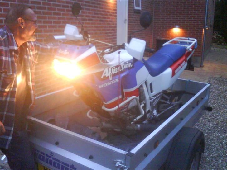 Honda XRV 650 AT - Solgt - - Lige hjemkommet kl 21.15 (kørte kl 8 morgen). Hevet over på traileren og startet. billede 15
