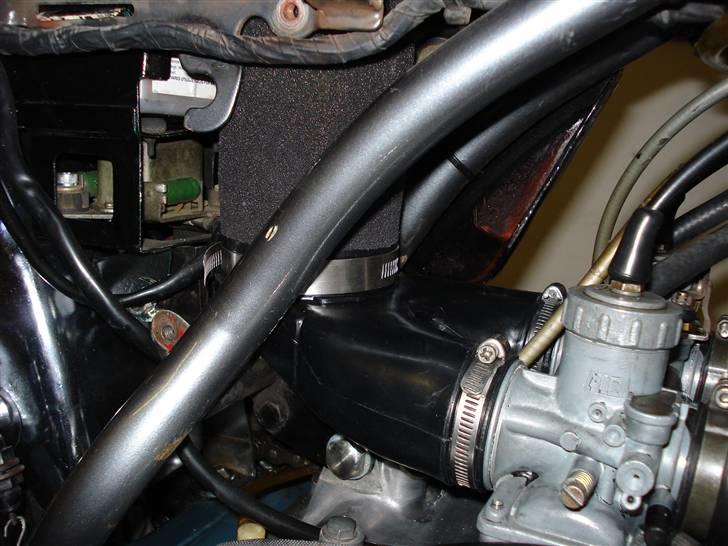 Yamaha YR5 - Cyklen er solgt !!! - Filtret på plads. Skumfiltret er fra Unifilter i USA. Det koster under 200 kr incl fragt billede 11