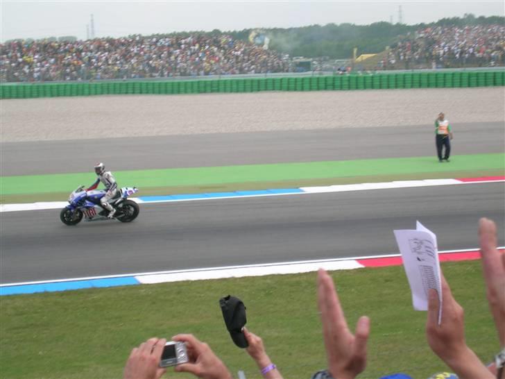 Kawasaki ZX12R - Lorenzo hilser på folket, Assen Holland , winterdijk tribune ,sæson 2009  billede 16