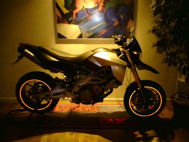 Aprilia Dorsoduro billede 1