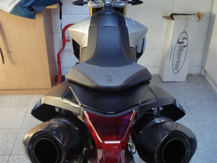 Aprilia Dorsoduro - Originalt Gel-sæde,det den var født med,var lige hård nok efter 200 km i sadlen billede 4