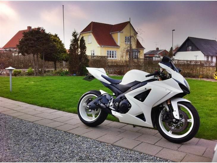 Suzuki GSXR 1000  - Så er hun ved at være sommerklar :-) billede 1