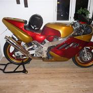 Suzuki gsxr 400 r