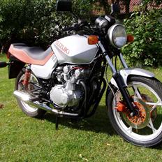 Suzuki gs 550 katana
