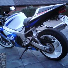 Suzuki gsx r 1000 k1