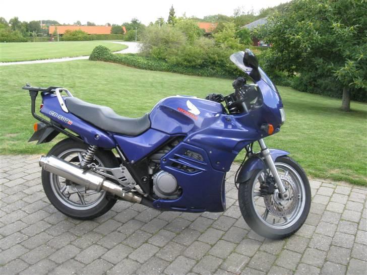 Honda CB 500 R (SOLGT) - MC´en set fra højre side. Med Lazer udstødning. billede 1
