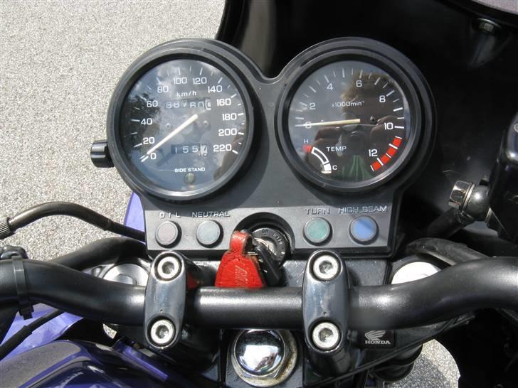 Honda CB 500 R (SOLGT) - instrumentbrædt, da jeg købte MC havde den netop rundet de 66666km og nu har den så kørt lidt over 69000km.  billede 4