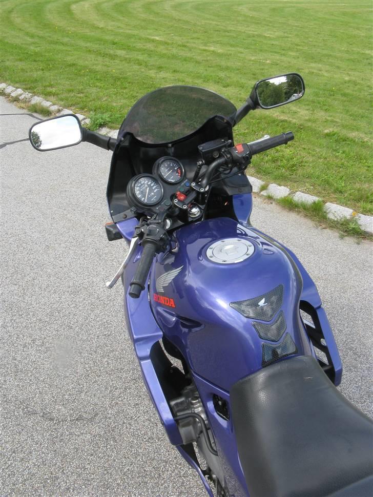 Honda CB 500 R (SOLGT) - Førepladsen med det tonede kåbeglas billede 5