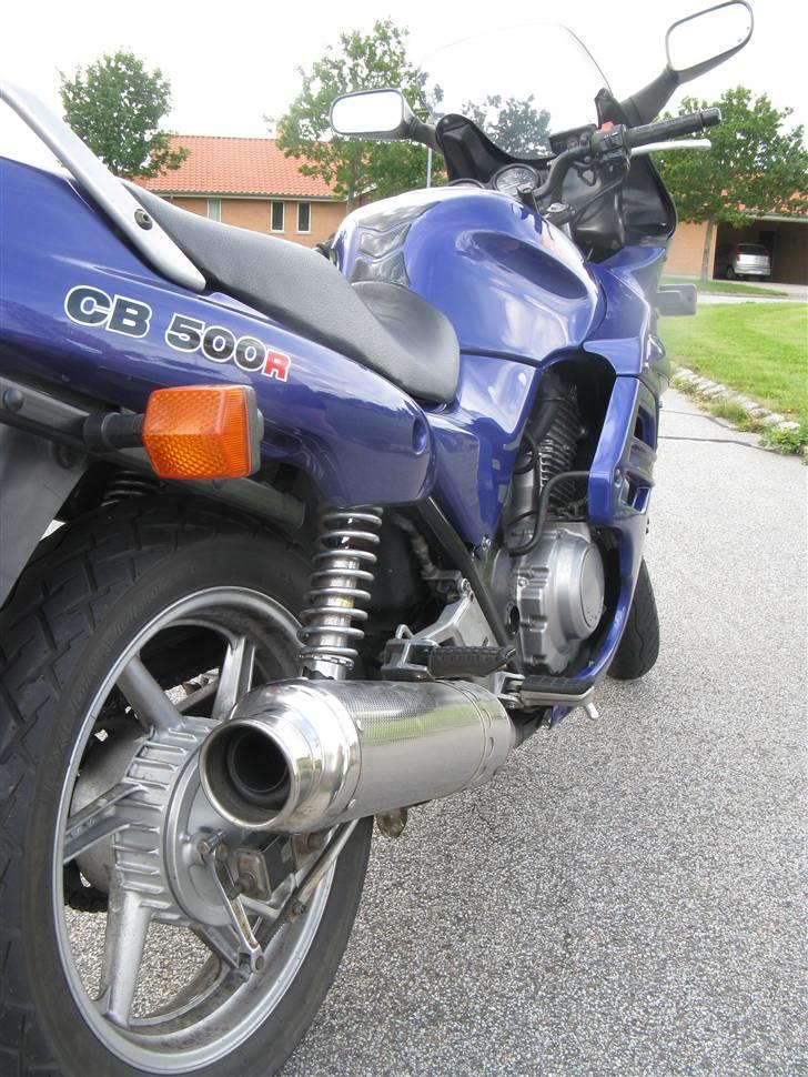 Honda CB 500 R (SOLGT) - højre side af MC´en. Her man man tydligt se Lazer udstødningen som basalt set bare er et rør - men det lyder godt når man kommer op i det højre omdrejninger. billede 6