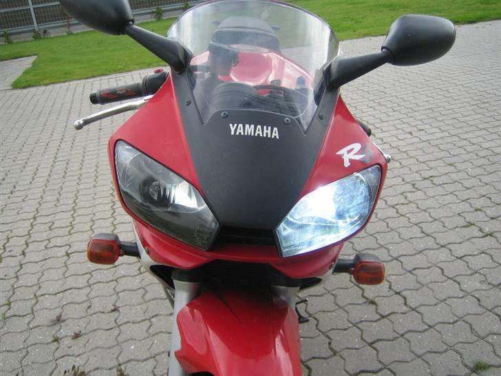 Yamaha Yzf-r6 ***STJÅLET!*** DUSØR - Så fik jeg sat xenon 6K i, og puha det tog langtid! :) .. billede 11