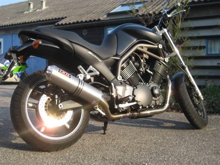 Yamaha BT 1100 - 2011, Sprit nye K&N filtre under tanken,nu kan man rigtig se V2 motoren. billede 1