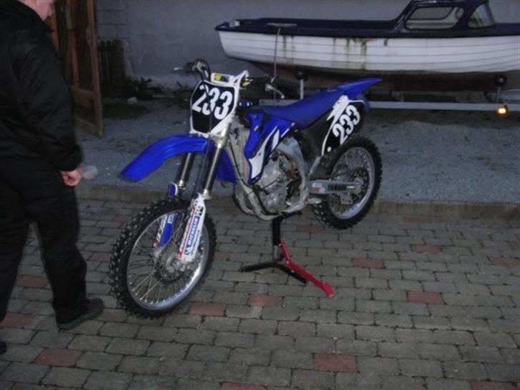 Yamaha Yz450F - SOLGT! - Billed lige da jeg fik den... før nye stickers billede 3
