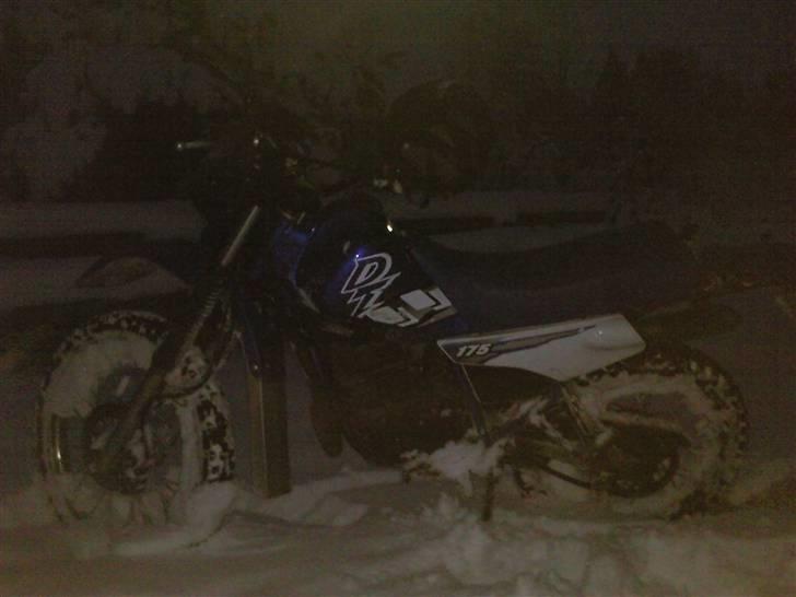 Yamaha DT 175 - Lidt leg i den lokale grusgrav i 30 - 40 cm sne, det bliver man aldrig for gammel til.! billede 5