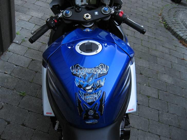 Suzuki Gsx-R 750 K7 "Hot bodies" - Så kom den på... Motografix tank pad. "trust me I won`t go fast" hmmm hehe billede 15