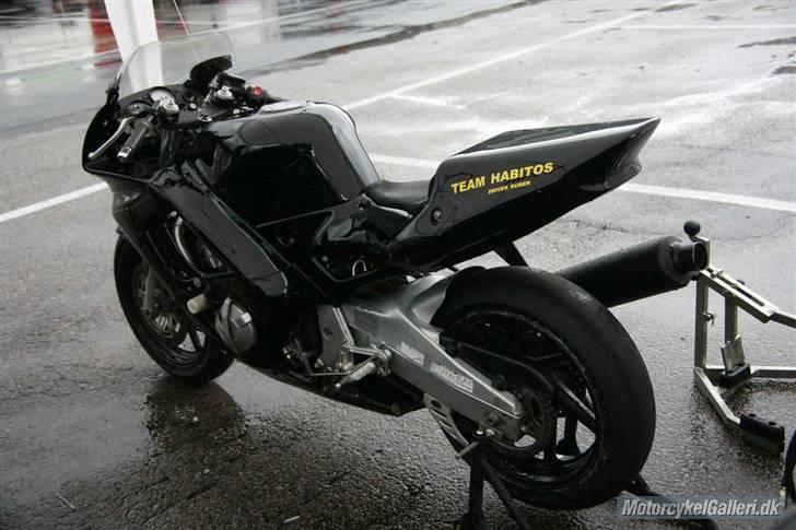 Honda CBR 600 F3 (Baneracer) SOLGT - Venter på at vandet skal fordampe på Anderstorp. billede 13