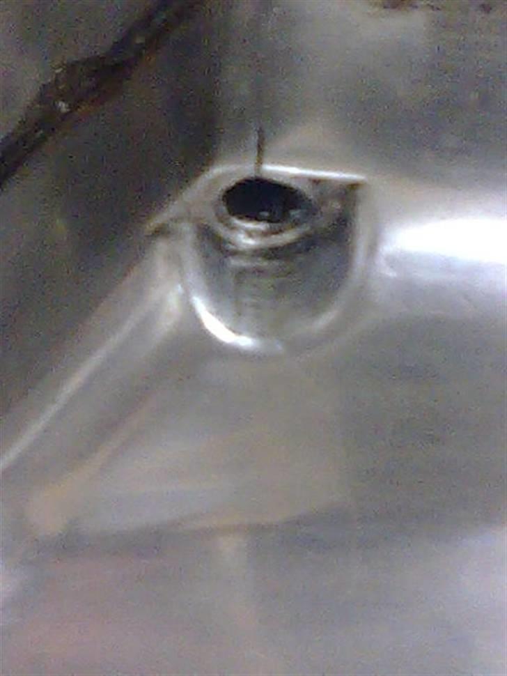 Harley Davidson sportster - ligner noget der er spændt med en forhammer :/ og skruer de har brugt er alt for lange så diverse gevind i motorblok er smadret :( billede 4