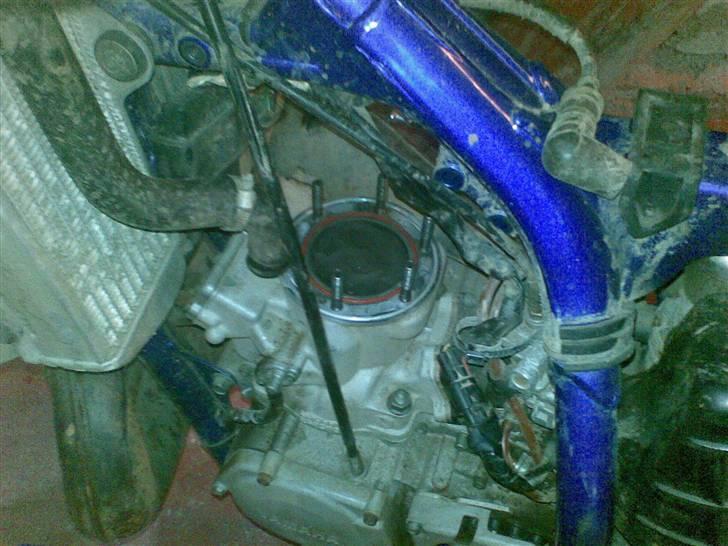 Yamaha YZ 250 - Solgt - Ved at pille stemplet af. billede 8