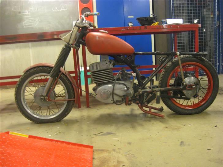 MZ TS 250  - sænket 7 cm for og bag billede 4