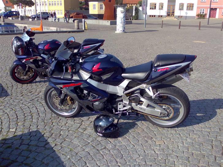 Honda CBR 900 RR  Fireblade - Taget på havnen i Fåborg. billede 1