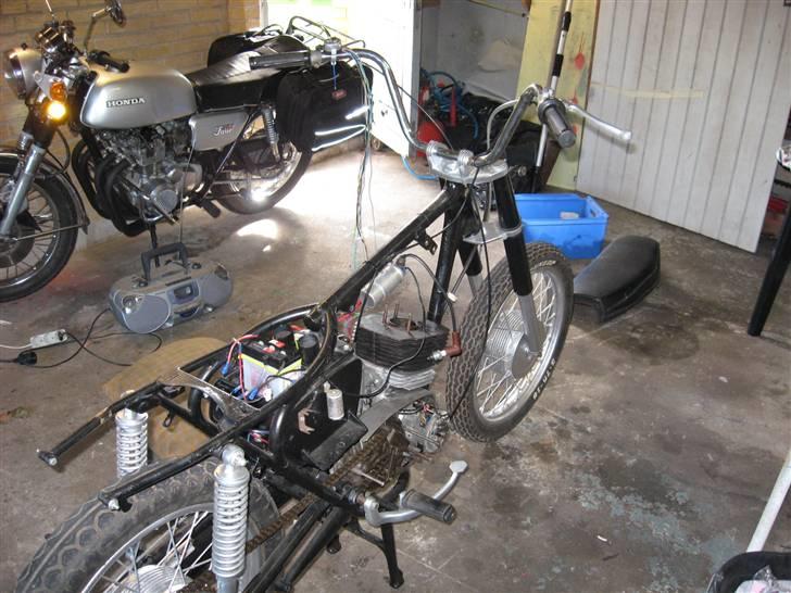 CZ 175 Sport - alle grønne dele klar til at blive slebet ned og stel klar til nye ledninger billede 7