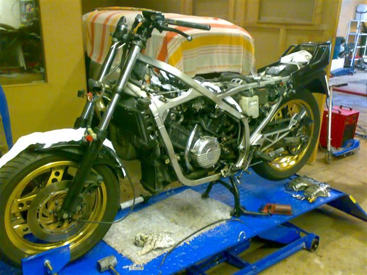 Honda VF 750 f SOLGT - Ombygningen er begyndt..! billede 7