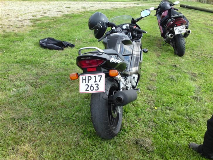Honda CBR 600 F3 - mandens Blackbird i baggrunden sidste gang HAN ligger forrest billede 5