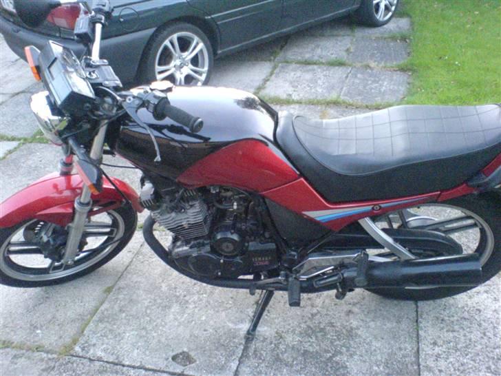 Yamaha XS 400 DOHC ** SOLGT ** - Foto taget hos sælger med min mobil. Sådan så den ud da jeg købte den for 4 år siden billede 14