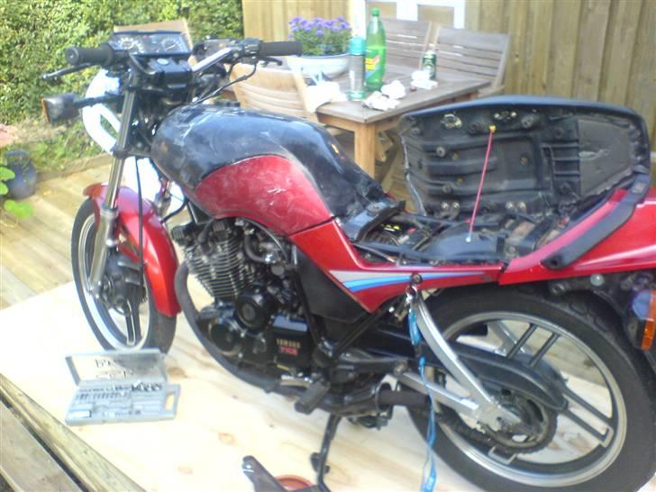 Yamaha XS 400 DOHC ** SOLGT ** - Det hvide på tanken er voks. Den har siden fået ny tank og malet om i originale farver billede 17