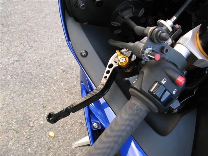 Yamaha YZF R6 - Billed af et koblings grep. samt map selector og TractionControlJusterknap. Så en halv flaske Vodka og så prøver vi at sige det igen. billede 12