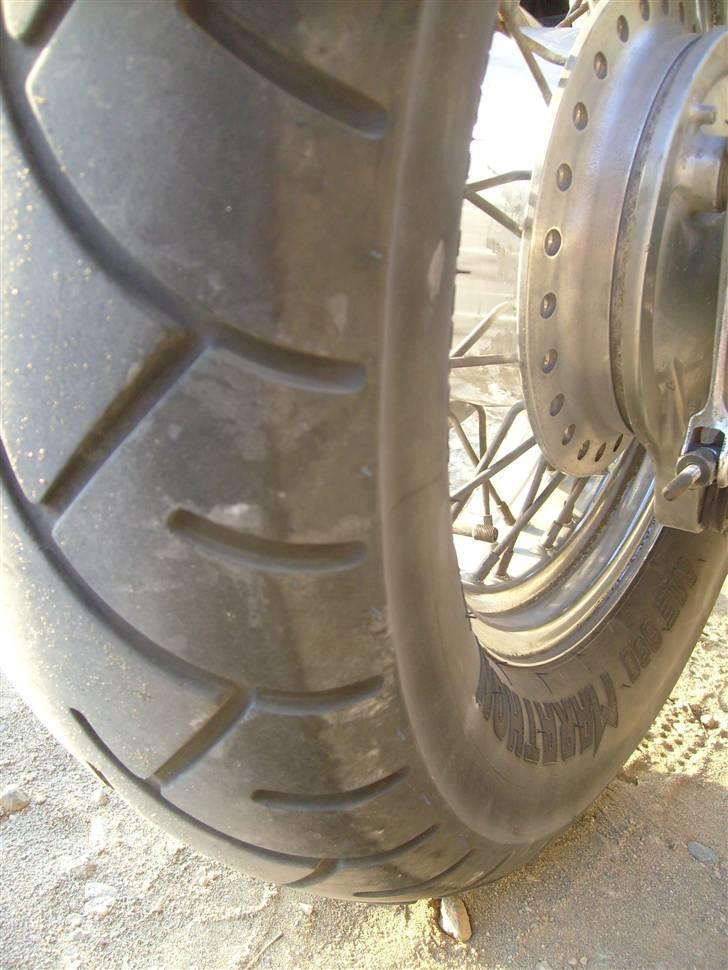 Honda VT 600 UNDER CONSTRUCTION (Tidligere MC) - Jeg bruger så meget af mit dæk. Allerede her begynder ting at gå i jorden i sving. På højre side udstødningen og på venstre side støttefoden. billede 8