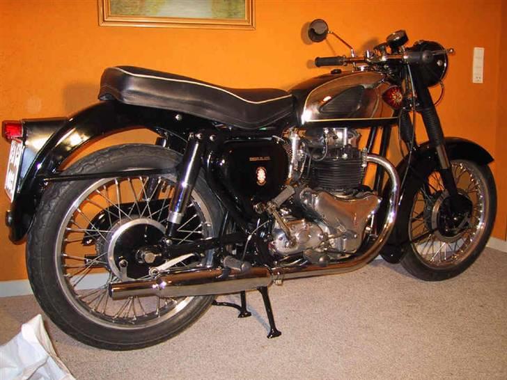 BSA A10 Golden Flash - 2004, lige samlet efter total nylakering. Steldele er pulverlakeret. Bemærk: INGEN OLIE PÅ GULVTÆPPET ?? ( der er ikke fyldt olie på endnu ) billede 3