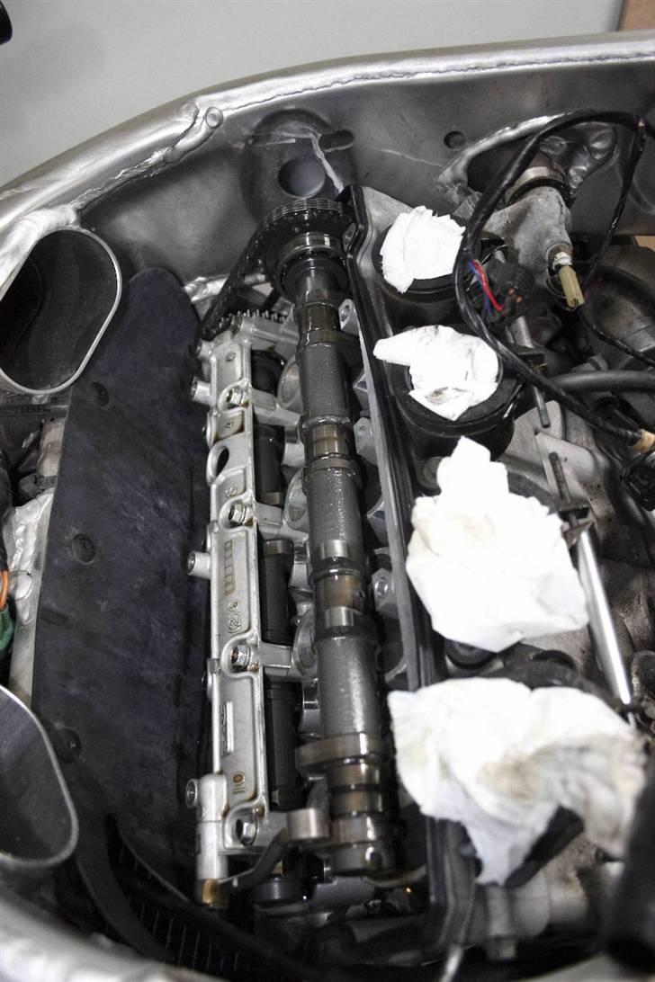 Suzuki GSX-R 600 - inde for at justere ventilerne, skiftede 8 stks ud, der var kun 1 der trængte, men nu var jeg derinde, så fik de andre også en tur billede 10