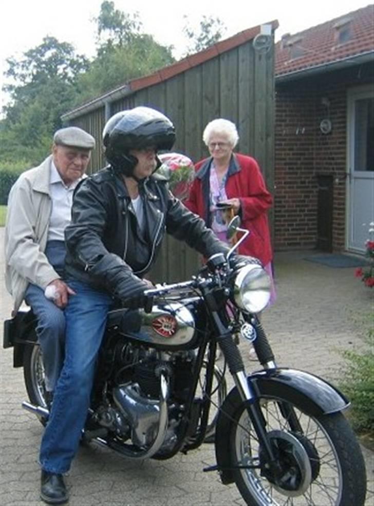 BSA A10 Golden Flash - Farmand på 85 skulle lige prøve en tur bagpå. Mor i baggrunden skulle ikke nyde noget. billede 10