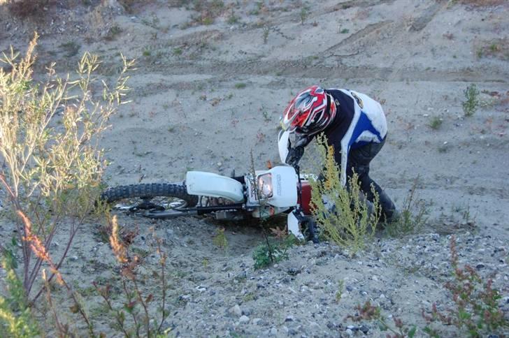 Honda Xr600r#solgt# - Man skal jo starte et sted, og som billedet viser er jeg vist helt nede ved jorden... billede 3