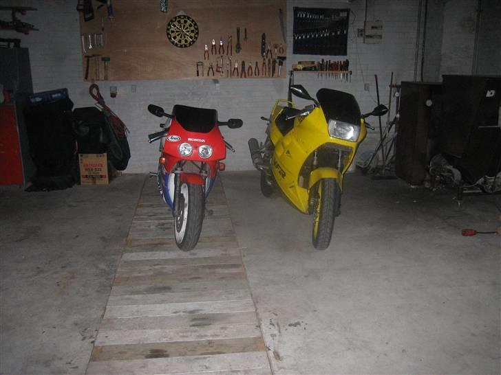 Honda VFR 400R NC30 - Er sku blevet helt glad for de VFRer de køre sku supert!! billede 9
