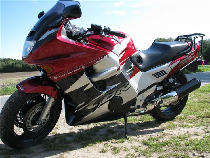 Honda cbr1000f sc24