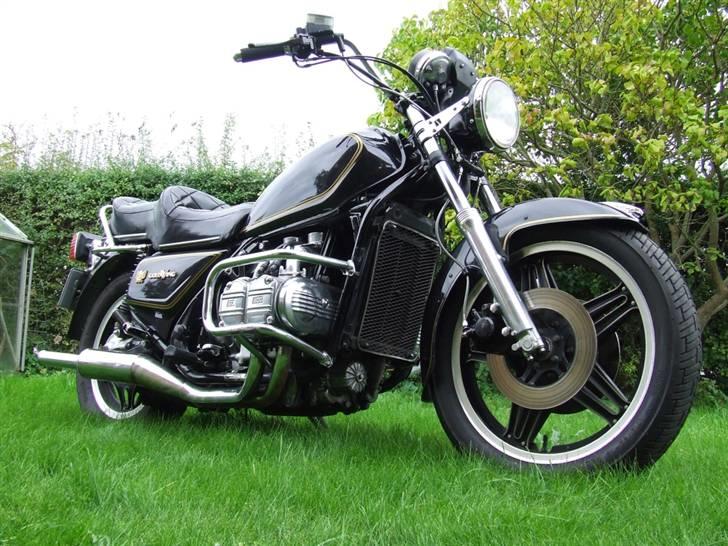Honda GL 1100 (solgt) - Billede i frøperspektiv... som "touringcyklernes majestæt" jo har krav på :o) billede 1