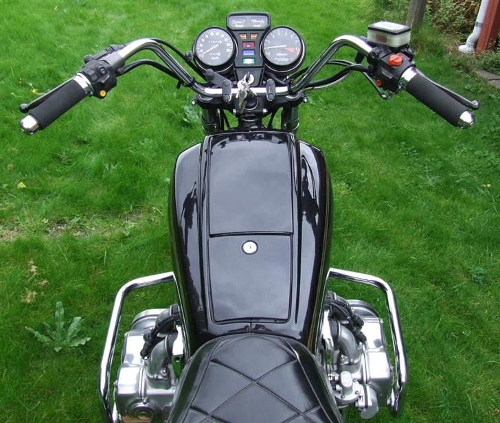 Honda GL 1100 (solgt) - Her sidder man godt... og den motor - den er sgu bred, når man sidder og kigger ned på den. billede 4