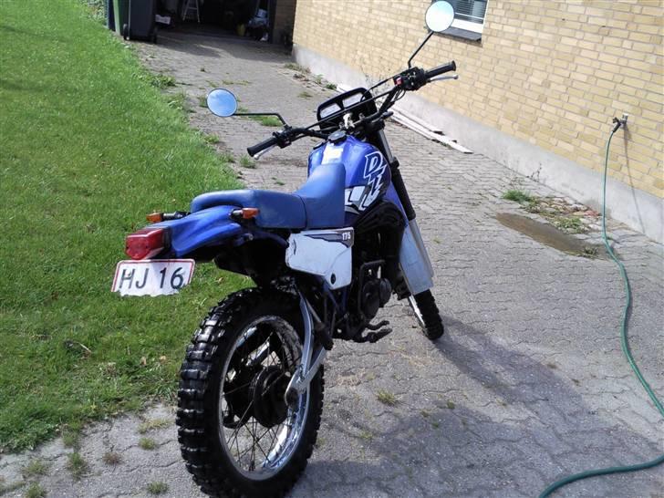 Yamaha DT 175 - Nyvasket efter en tur i terrænet. Og en lettere modificeret nummerplade :) billede 7