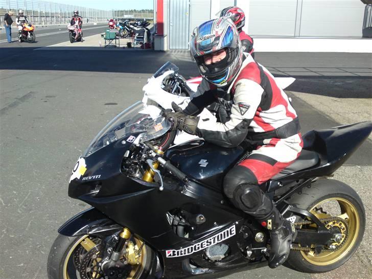 Suzuki gsxr 750 7/11 - lillebror og mig op tur på vores nye gsxr 1000 jeg måtte godt nok lige ned og kysse asfalten billede 15