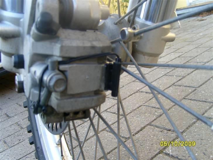 Kawasaki KX 250 (solgt) - Sådan er sensor sat til cykel computer, så når der laves wheel´s tæller den ikke hahaha billede 12